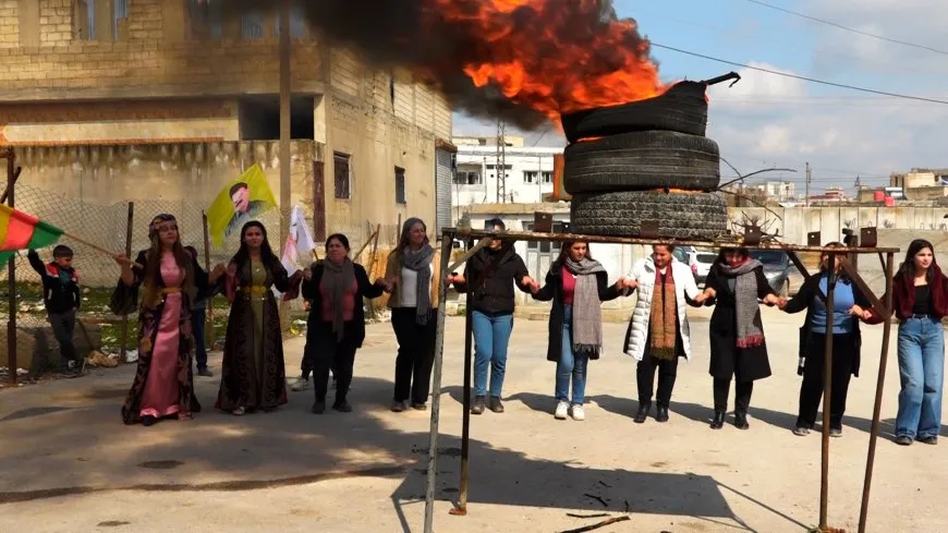تزيين ساحة الاحتفال بنوروز في كوباني