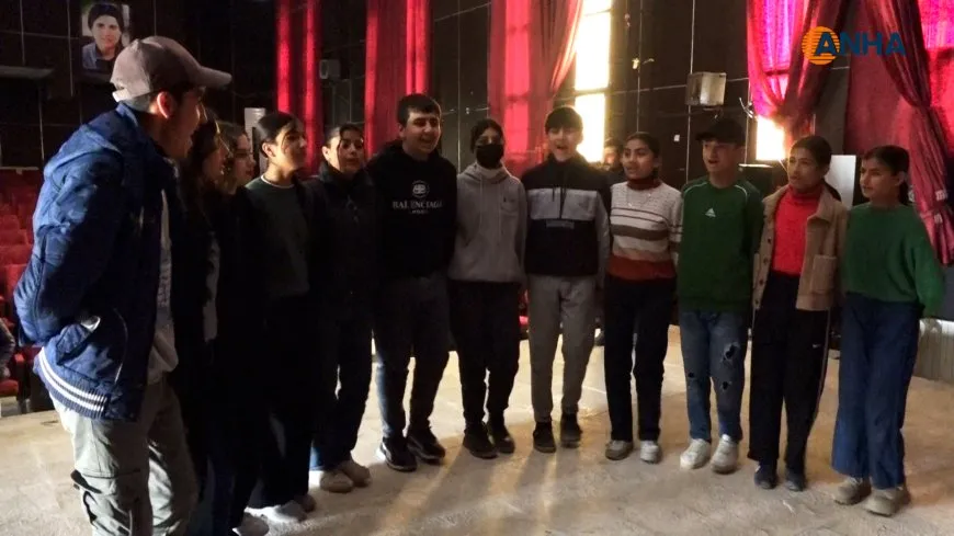 تزيين ساحة الاحتفال بنوروز في كوباني