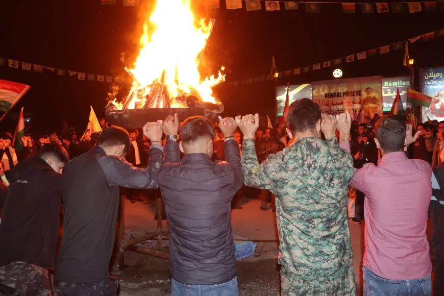 إيقاد شعلة نوروز في مدن روج آفا