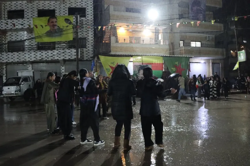 على الرغم من الأمطار الغزيرة إيقاد شعلة نوروز في قامشلو