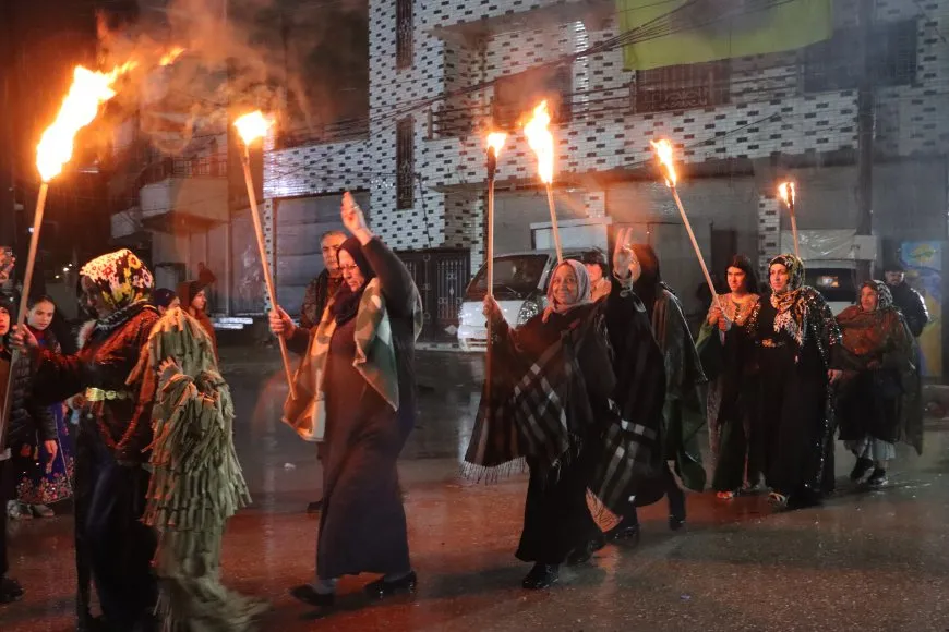 على الرغم من الأمطار الغزيرة إيقاد شعلة نوروز في قامشلو