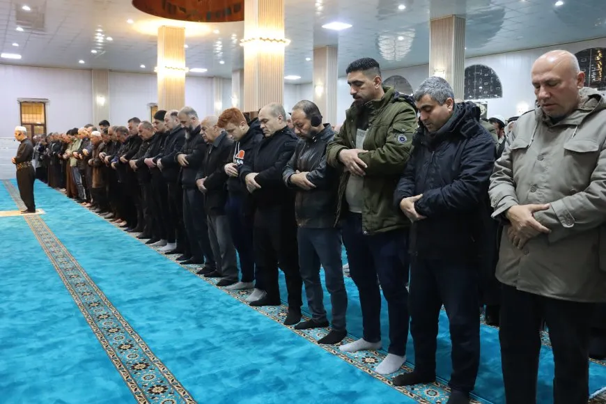 أهالي روج آفا يؤدّون صلاة عيد الفطر وسط أجواء إيمانية وبحضور واسع