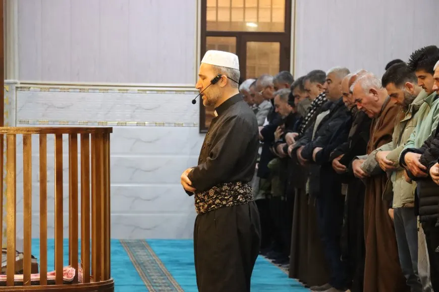 أهالي روج آفا يؤدّون صلاة عيد الفطر وسط أجواء إيمانية وبحضور واسع