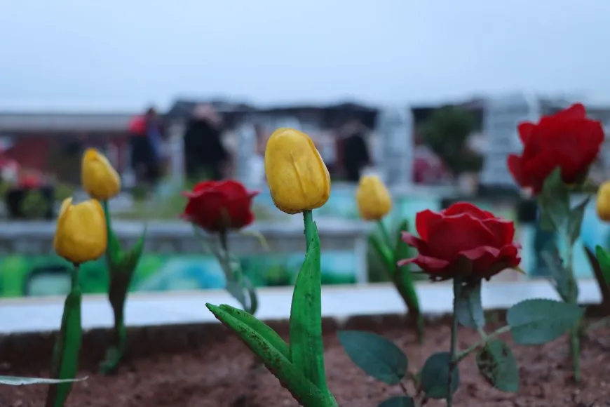 أهالي روج آفا يحيون عيد الفطر بزيارة مزارات الشهداء