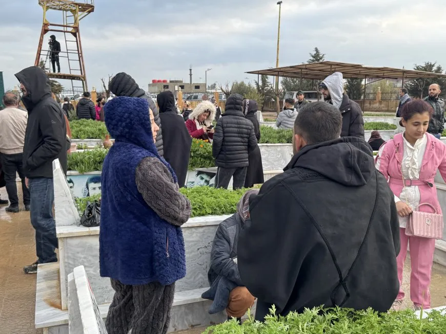 أهالي روج آفا يحيون عيد الفطر بزيارة مزارات الشهداء