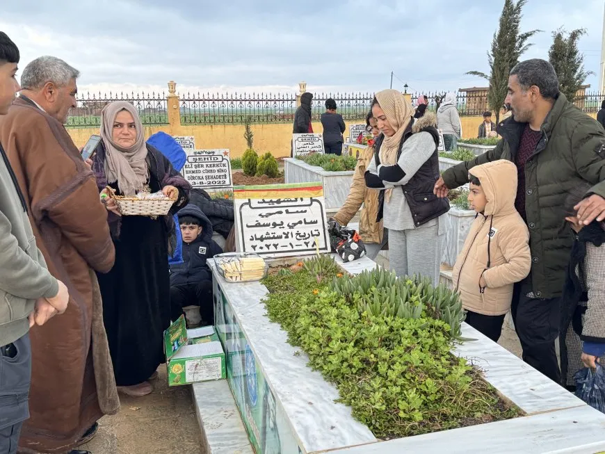 أهالي روج آفا يحيون عيد الفطر بزيارة مزارات الشهداء