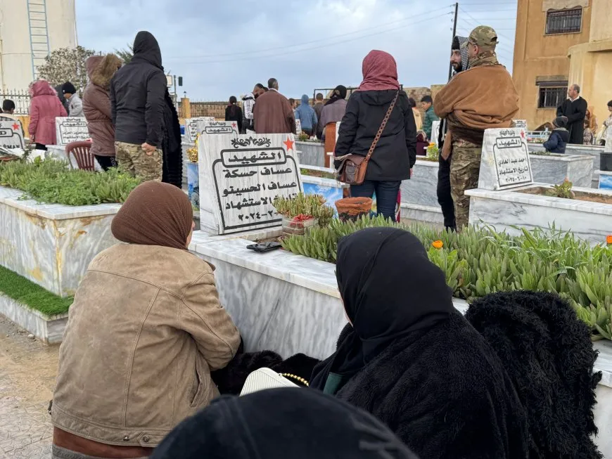 أهالي روج آفا يحيون عيد الفطر بزيارة مزارات الشهداء