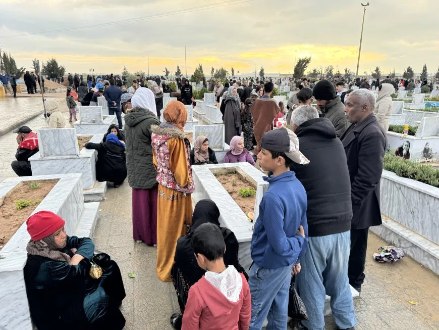 أهالي روج آفا يحيون عيد الفطر بزيارة مزارات الشهداء