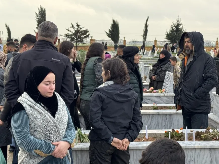 أهالي روج آفا يحيون عيد الفطر بزيارة مزارات الشهداء