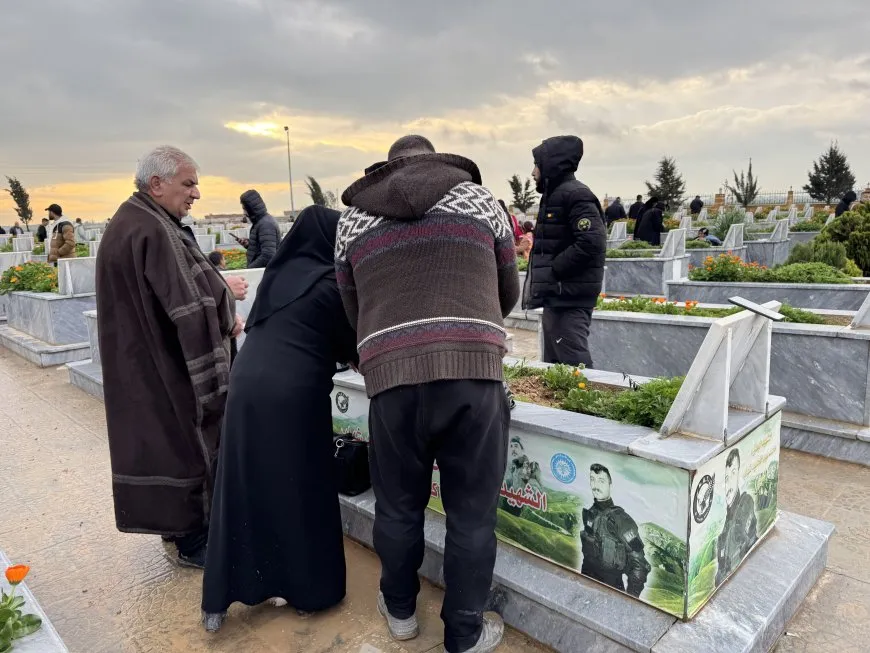 أهالي روج آفا يحيون عيد الفطر بزيارة مزارات الشهداء