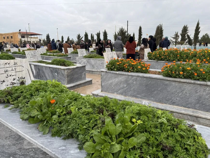 أهالي روج آفا يحيون عيد الفطر بزيارة مزارات الشهداء