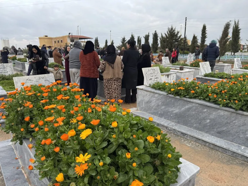 أهالي روج آفا يحيون عيد الفطر بزيارة مزارات الشهداء