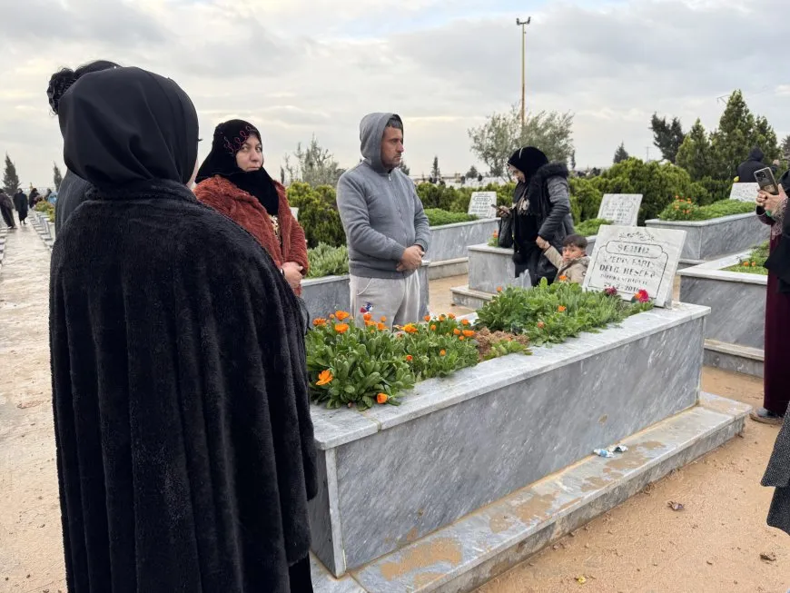 أهالي روج آفا يحيون عيد الفطر بزيارة مزارات الشهداء