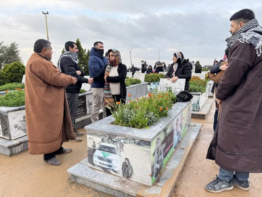أهالي روج آفا يحيون عيد الفطر بزيارة مزارات الشهداء