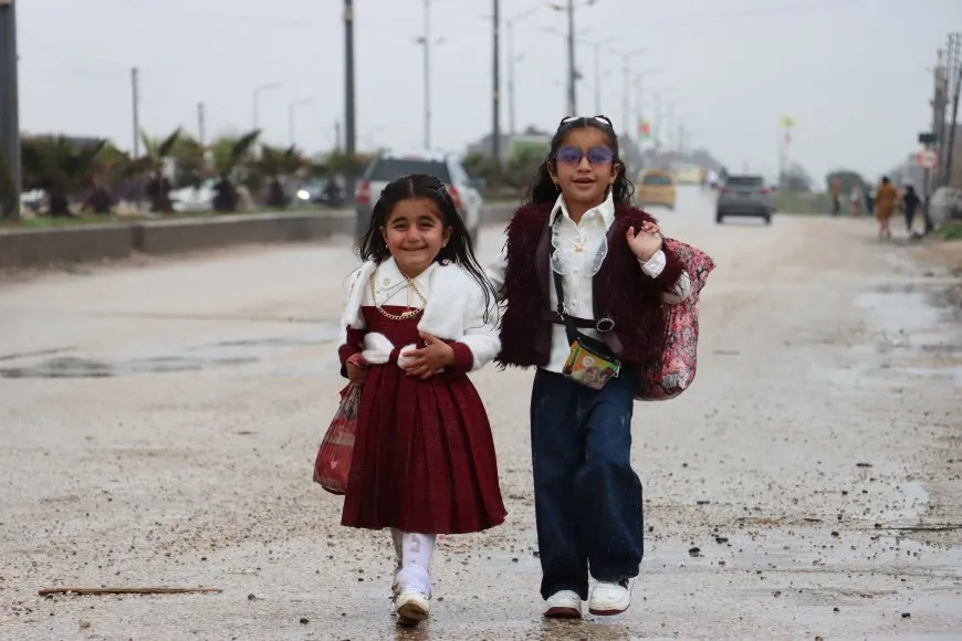 فرحة الأطفال بالعيد تملأ شوارع الجزيرة رغم زخات المطر