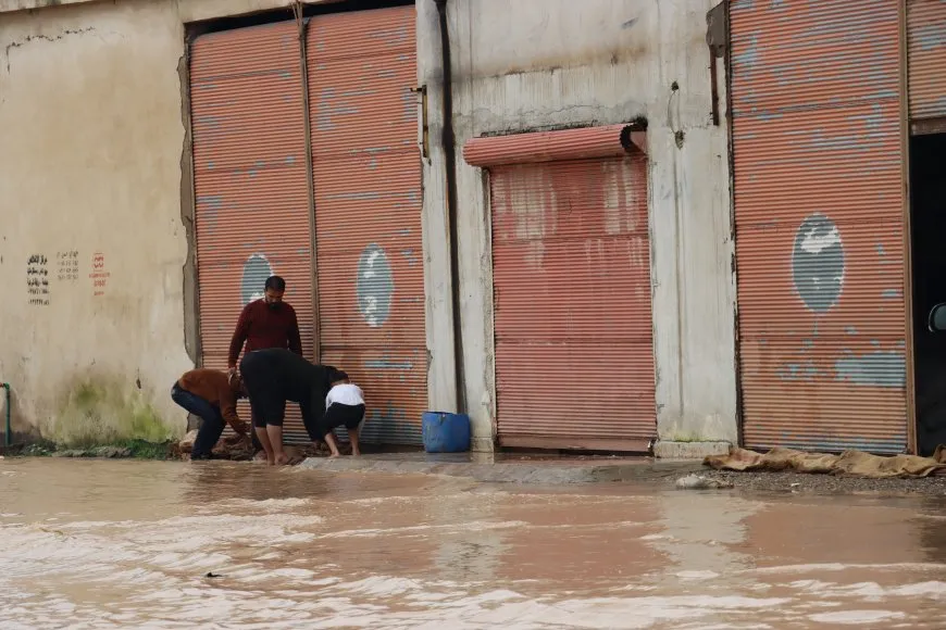 نتيجة الأمطار الغزيرة.. المياه تغمر حي جمعاية بقامشلو مجدداً