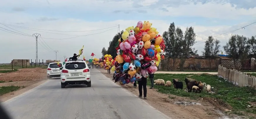 الآلاف من أهالي روج آفا يتوافدون إلى ساحات نوروز 