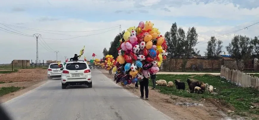 الآلاف من أهالي روج آفا يتوافدون إلى ساحات نوروز 