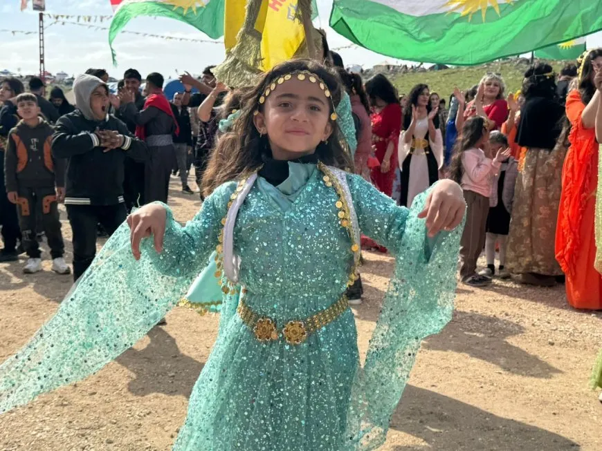 الآلاف من أهالي روج آفا يتوافدون إلى ساحات نوروز 