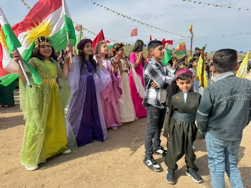 الآلاف من أهالي روج آفا يتوافدون إلى ساحات نوروز 