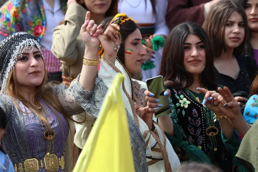 بدء فعاليات نوروز في روج آفا بإيقاد شعلة نوروز وقراءة رسالة القائد 