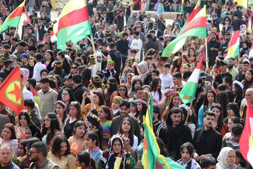 بدء فعاليات نوروز في روج آفا بإيقاد شعلة نوروز وقراءة رسالة القائد 