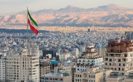 باحث إيراني: التدخل الخارجي يطيل عمر النظام والحل داخلي