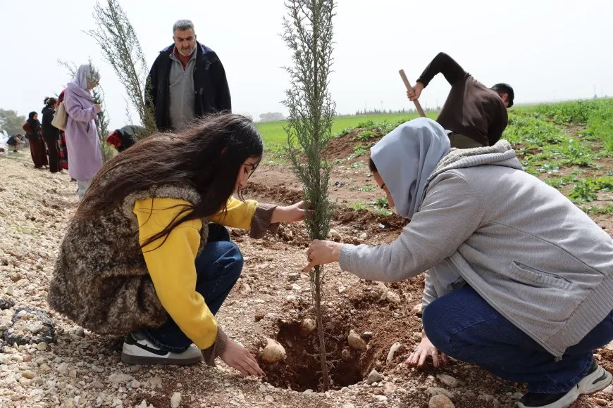 غرس أشجار ومعرض كتاب بمناسبة ميلاد القائد عبد الله أوجلان