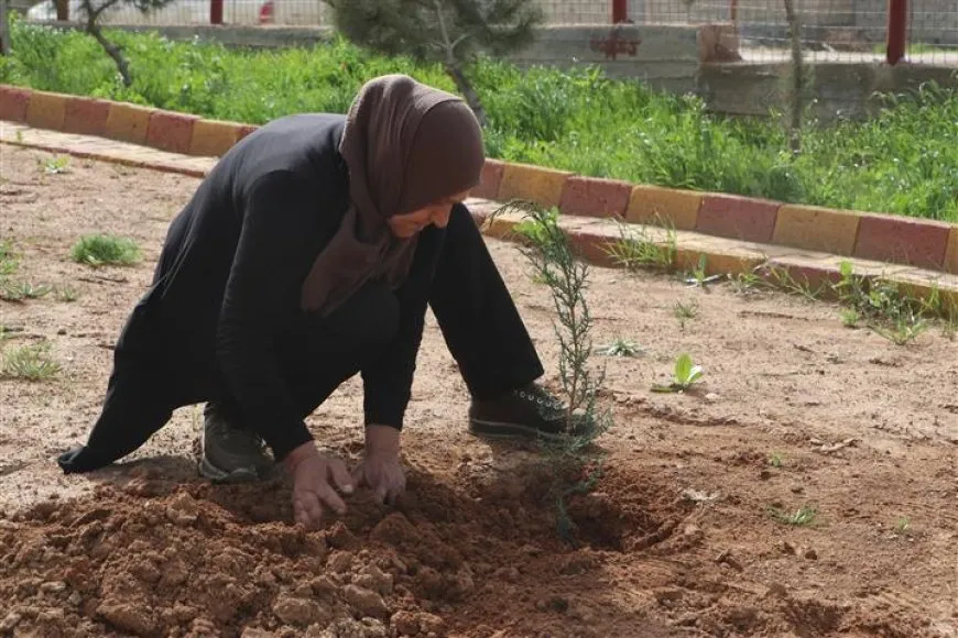 غرس أشجار ومعرض كتاب بمناسبة ميلاد القائد عبد الله أوجلان