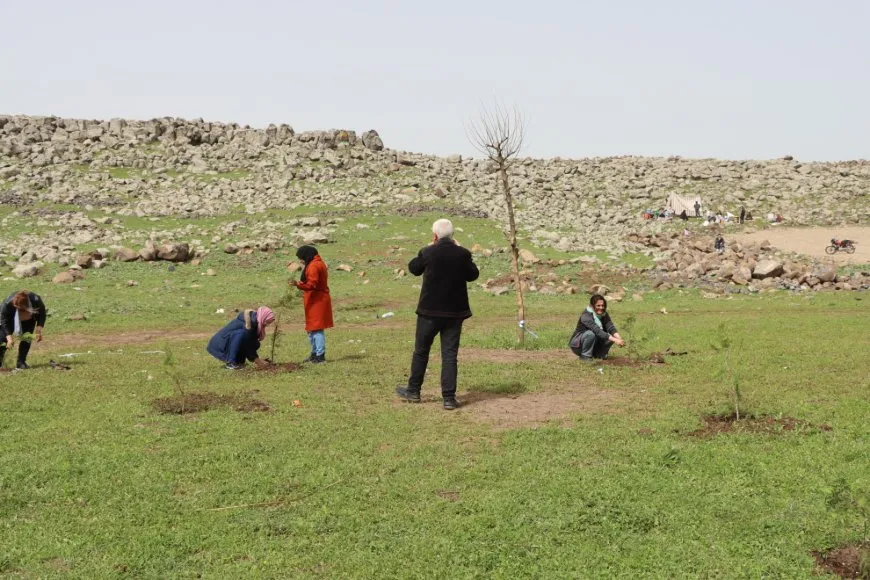 غرس أشجار ومعرض كتاب بمناسبة ميلاد القائد عبد الله أوجلان