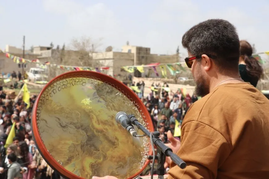 أهالي كوباني يحتفلون بذكرى ميلاد القائد الـ 77 في قرية عل بلور