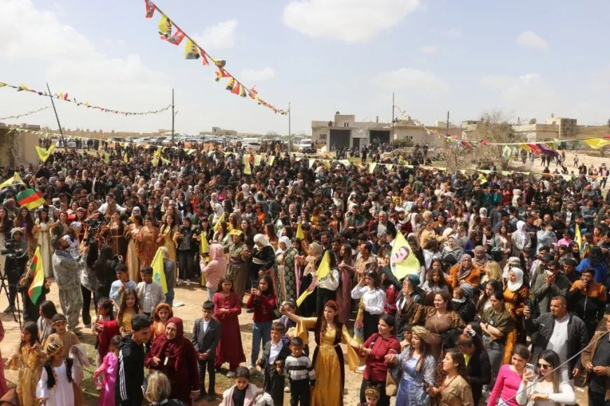 أهالي كوباني يحتفلون بذكرى ميلاد القائد الـ 77 في قرية عل بلور