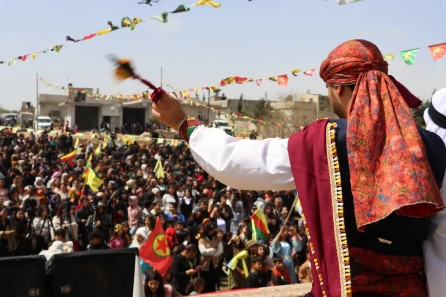 أهالي كوباني يحتفلون بذكرى ميلاد القائد الـ 77 في قرية عل بلور