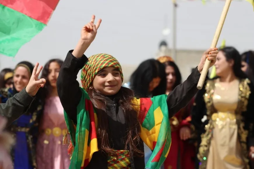 أهالي كوباني يحتفلون بذكرى ميلاد القائد الـ 77 في قرية عل بلور