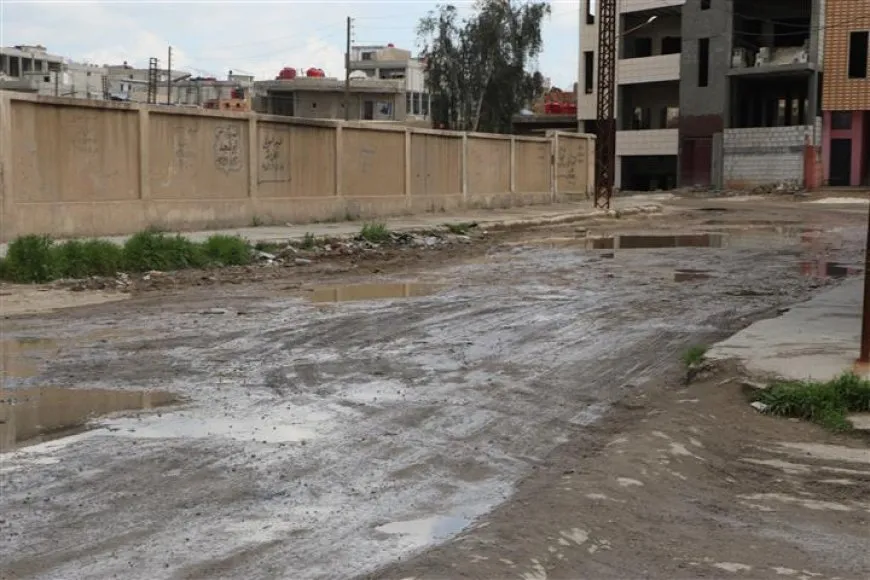 معاناة سكان الحسكة تتفاقم بسبب تضرر الشوارع وتحوّلها إلى برك مائية