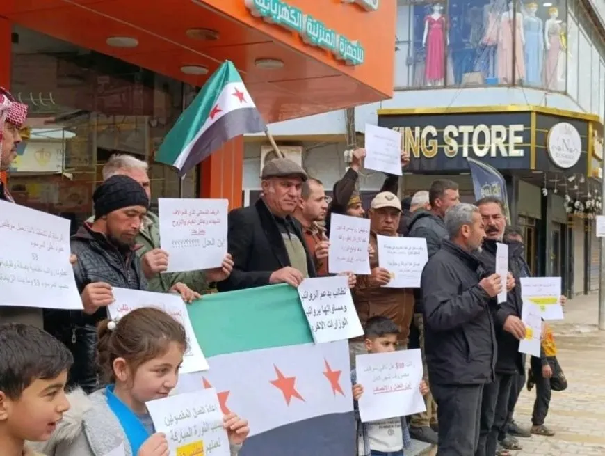 وقفة احتجاجية في ريف حلب بسبب تأخر الرواتب