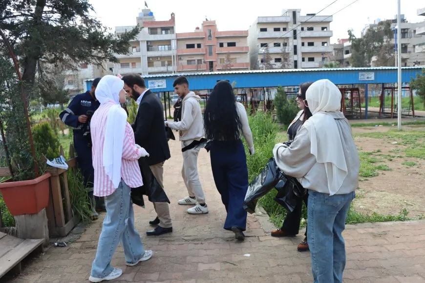 أعمال تنظيف في حدائق قامشلو للحفاظ على البيئة
