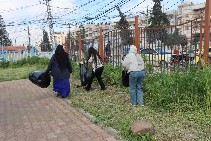أعمال تنظيف في حدائق قامشلو للحفاظ على البيئة