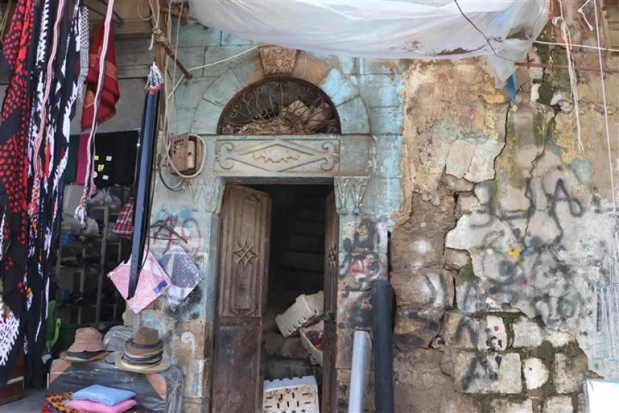 زقاق صغير يحمل تاريخاً من التعايش والتجارة