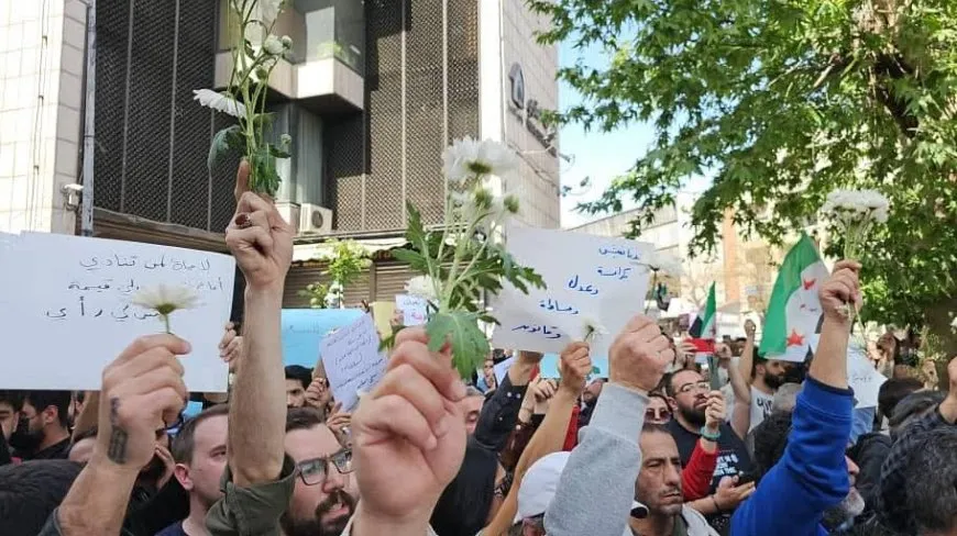 احتجاج دمشق يطالب "بالقانون والعدالة"  وسط توترات واعتداءات