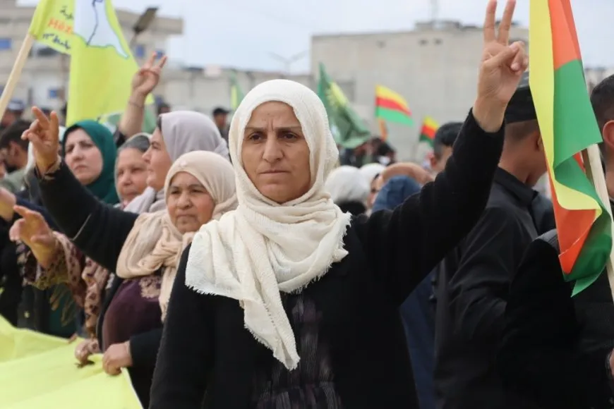 مسيرة في كوباني تندد بالهجوم على العلم الكردي