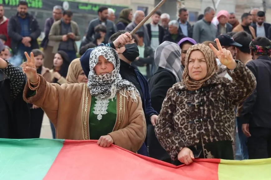 مسيرة في كوباني تندد بالهجوم على العلم الكردي