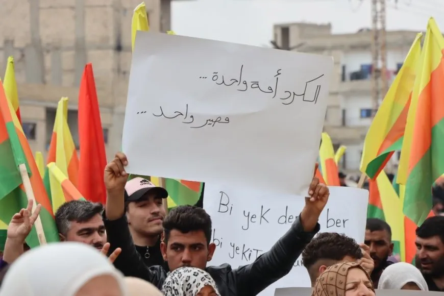مسيرة في كوباني تندد بالهجوم على العلم الكردي