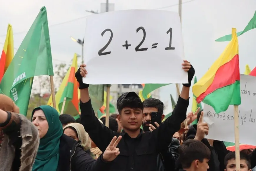 مسيرة في كوباني تندد بالهجوم على العلم الكردي