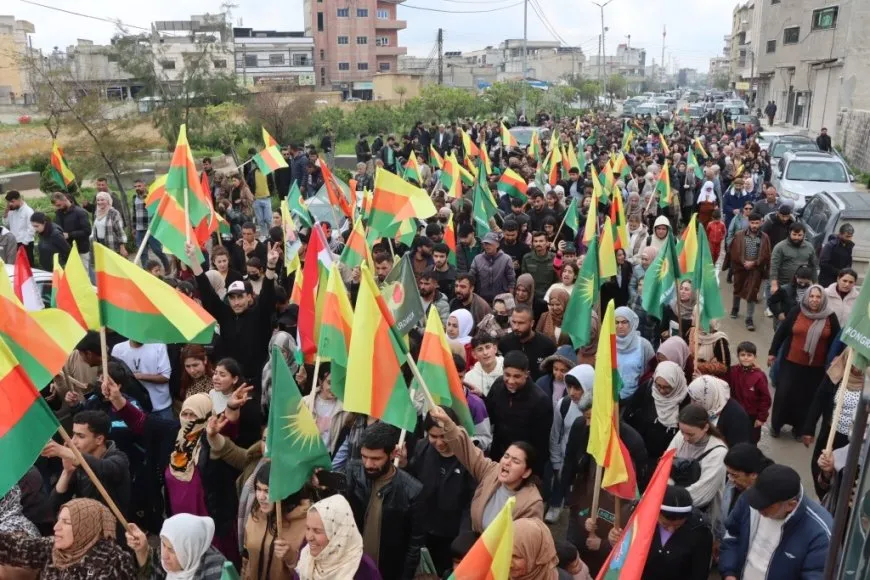 مسيرة في كوباني تندد بالهجوم على العلم الكردي