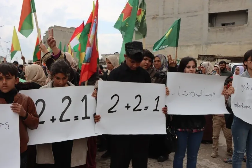 مسيرة في كوباني تندد بالهجوم على العلم الكردي