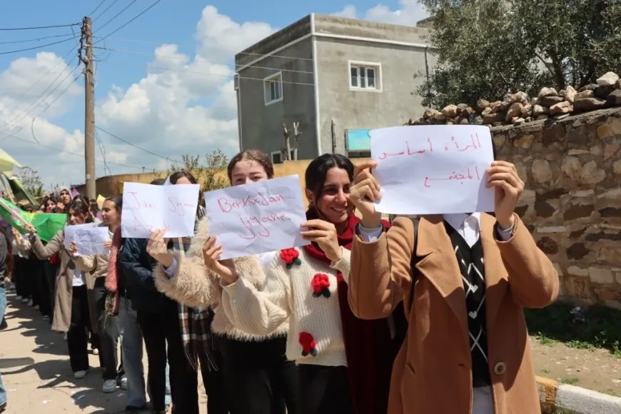 مسيرة نسائية في شيران للمطالبة بضمان حقوق المرأة في سوريا الجديدة