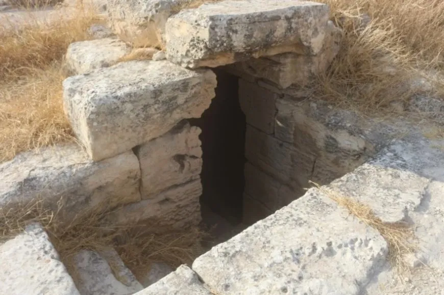 خبراء أتراك بحماية أمنية ينقبون عن الآثار في ريف حلب الشرقي