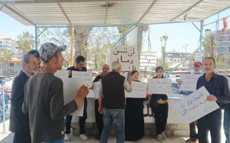 محتجون في السويداء يطالبون بفتح ملفات الأحداث الأخيرة وتحسين الأوضاع الإنسانية