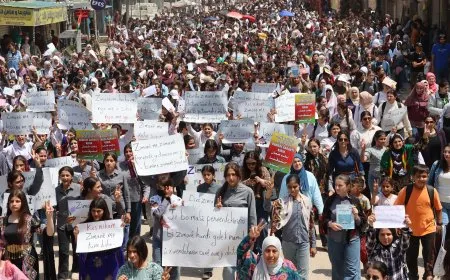 مسيرة حاشدة في عامودا تطالب بدسترة اللغة الكردية وضمان الحقوق الثقافية